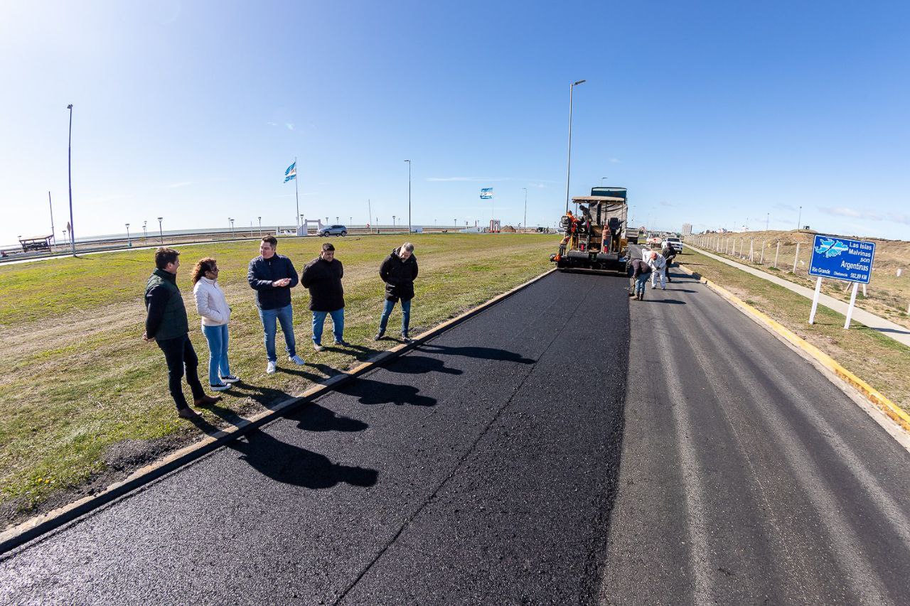 EL INTENDENTE PEREZ RECORRIÓ LOS AVANCES DE OBRA DE REMEDIACIÓN ASFÁLTICA DE LA AV. HÉROES DE MALVINAS